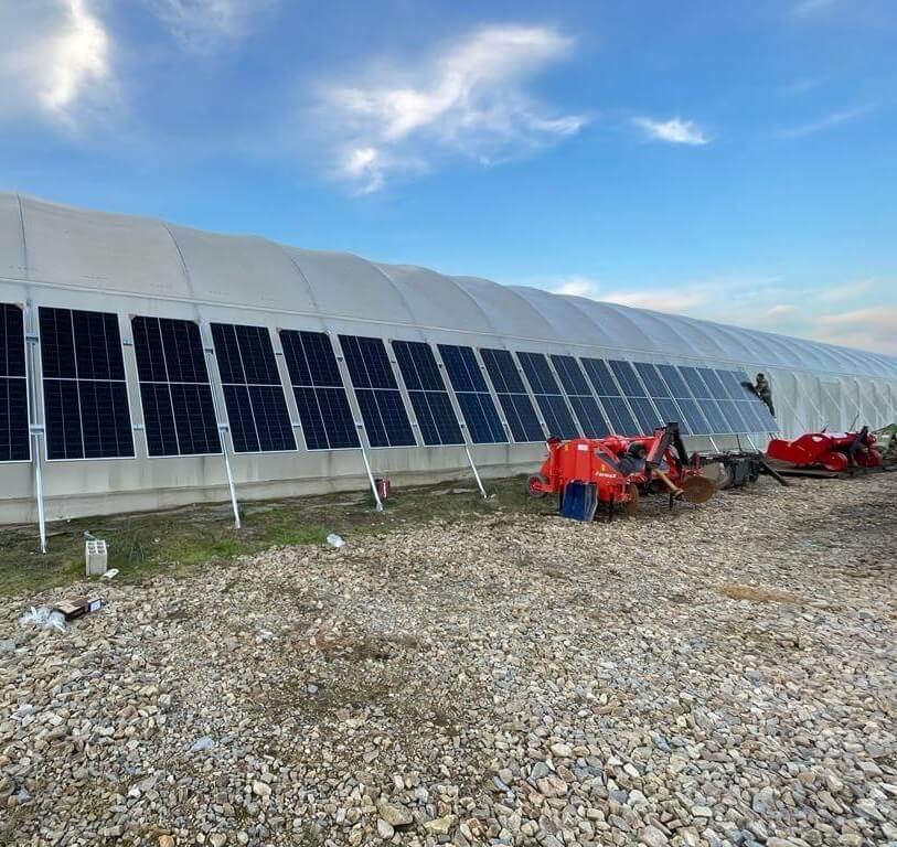 découvrez les avantages de la serre photovoltaïque, une solution innovante qui combine agriculture et énergie solaire. optimisez votre production en cultivant des plantes tout en générant de l'électricité grâce à des panneaux solaires intégrés. explorez comment cette technologie durable transforme l'agriculture moderne.