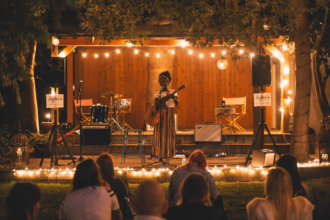 découvrez sofar, une plateforme innovante qui organise des concerts intimistes dans des lieux uniques, créant des expériences musicales immersives et mémorables. rejoignez-nous pour vivre la magie de la musique de manière différente.