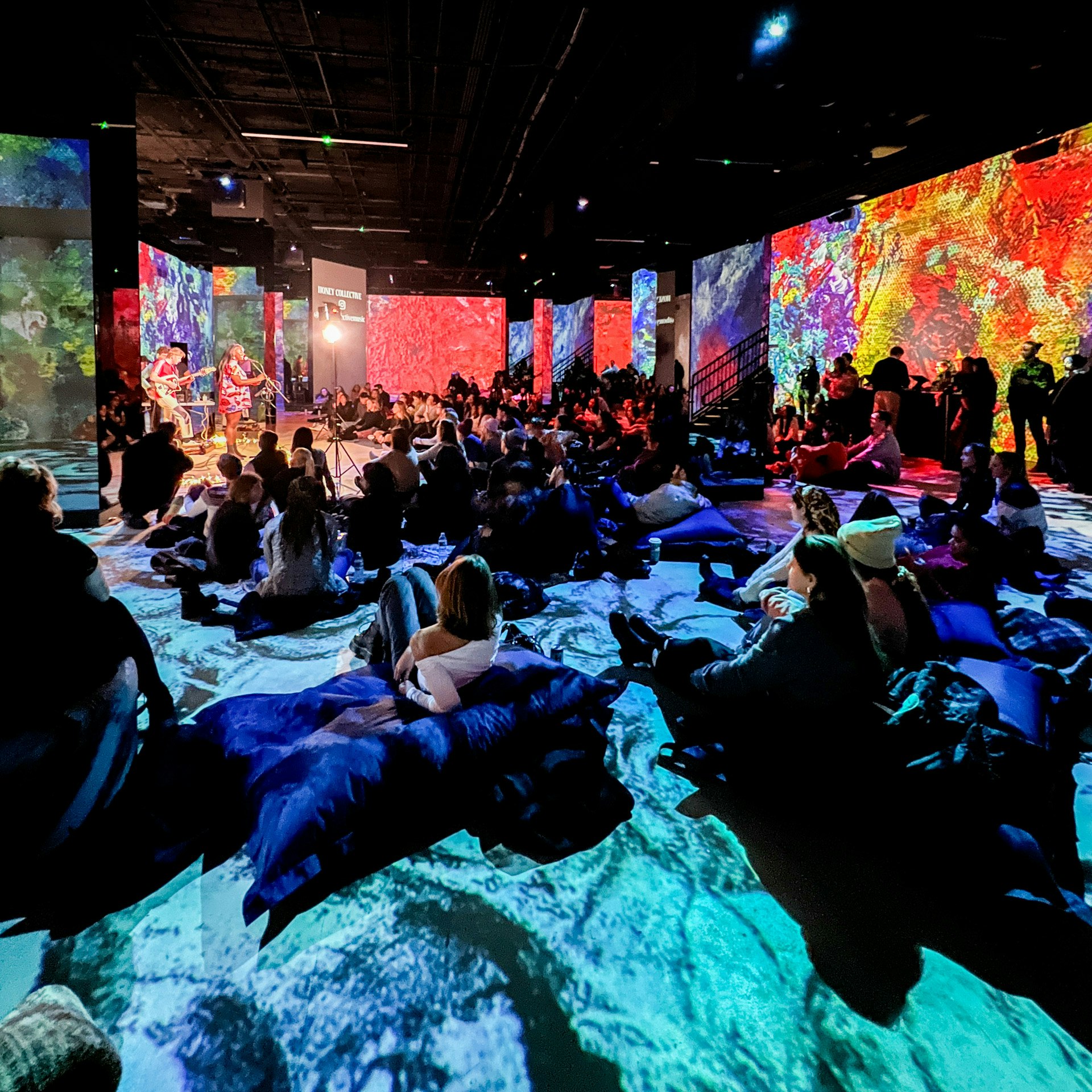 découvrez sofar, une expérience musicale unique qui transforme des espaces intimes en scènes pour des performances inoubliables. rejoignez-nous pour vivre la magie de la musique, où chaque concert est un moment privilégié d'évasion et de partage.