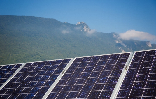 découvrez l'énergie solaire, une solution durable et renouvelable pour réduire votre empreinte carbone et réaliser des économies sur vos factures d'électricité. explorez les avantages des panneaux solaires et transformez la lumière du soleil en électricité pour votre maison ou entreprise.