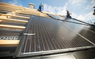 découvrez solarwatt bi-verre, une solution innovante de panneaux solaires double vitrage alliant performance et esthétique. idéals pour maximiser l'efficacité énergétique de votre habitat tout en préservant son design, ces modules durables sont conçus pour résister aux intempéries et garantir une production d'énergie optimale.