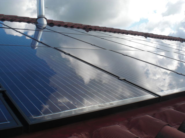 découvrez solarwatt bi-verre, des panneaux solaires innovants et durables alliant performance et esthétique. profitez d'une solution écologique pour produire votre propre énergie tout en préservant l'environnement, grâce à la technologie bi-verre qui augmente la longévité et l'efficacité de votre système photovoltaïque.