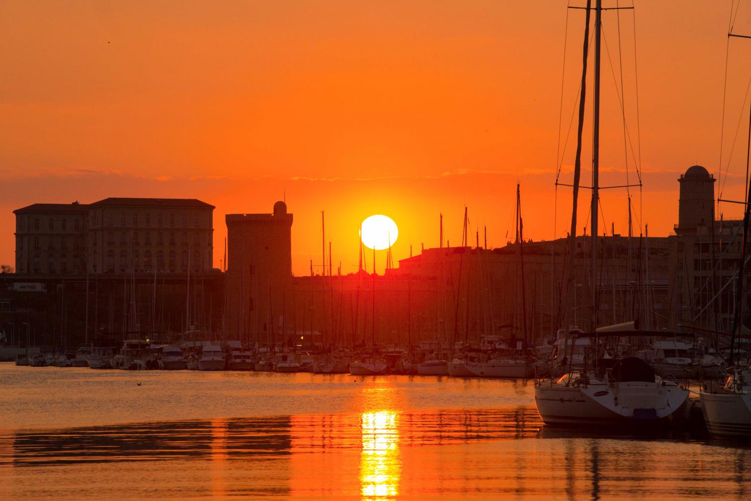 découvrez le soleil double à marseille, un lieu unique offrant une expérience inoubliable avec des activités variées, des événements en plein air et une atmosphère conviviale. profitez du charme de la ville tout en vous relaxant sous le soleil !