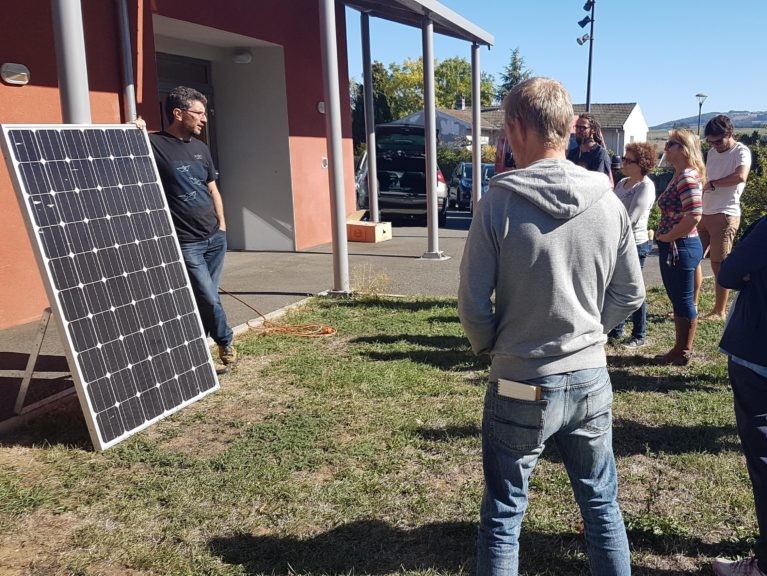 découvrez notre stage sur les panneaux photovoltaïques : apprenez à concevoir, installer et entretenir des systèmes solaires. idéal pour les passionnés d'énergie renouvelable et les professionnels souhaitant approfondir leurs compétences dans le domaine.