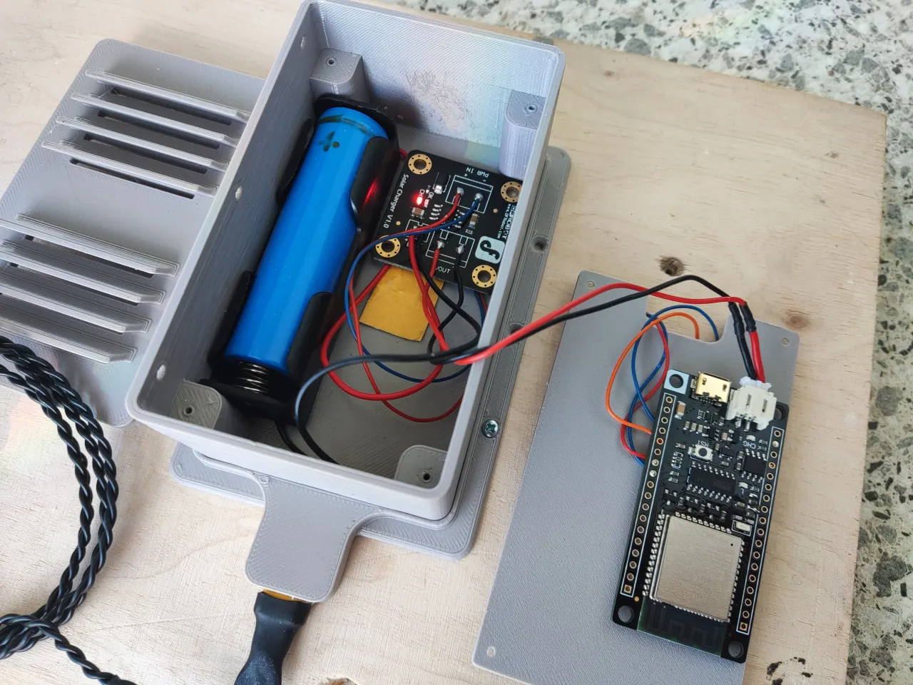 découvrez notre station météo esp32, un appareil innovant qui vous permet de surveiller la température, l'humidité et bien plus encore en temps réel. idéale pour les passionnés de technologie et de météo, cette station connectée offre des données précises et un accès facile via votre smartphone. restez informé des conditions climatiques et améliorez vos projets technologiques grâce à cette solution intelligente.