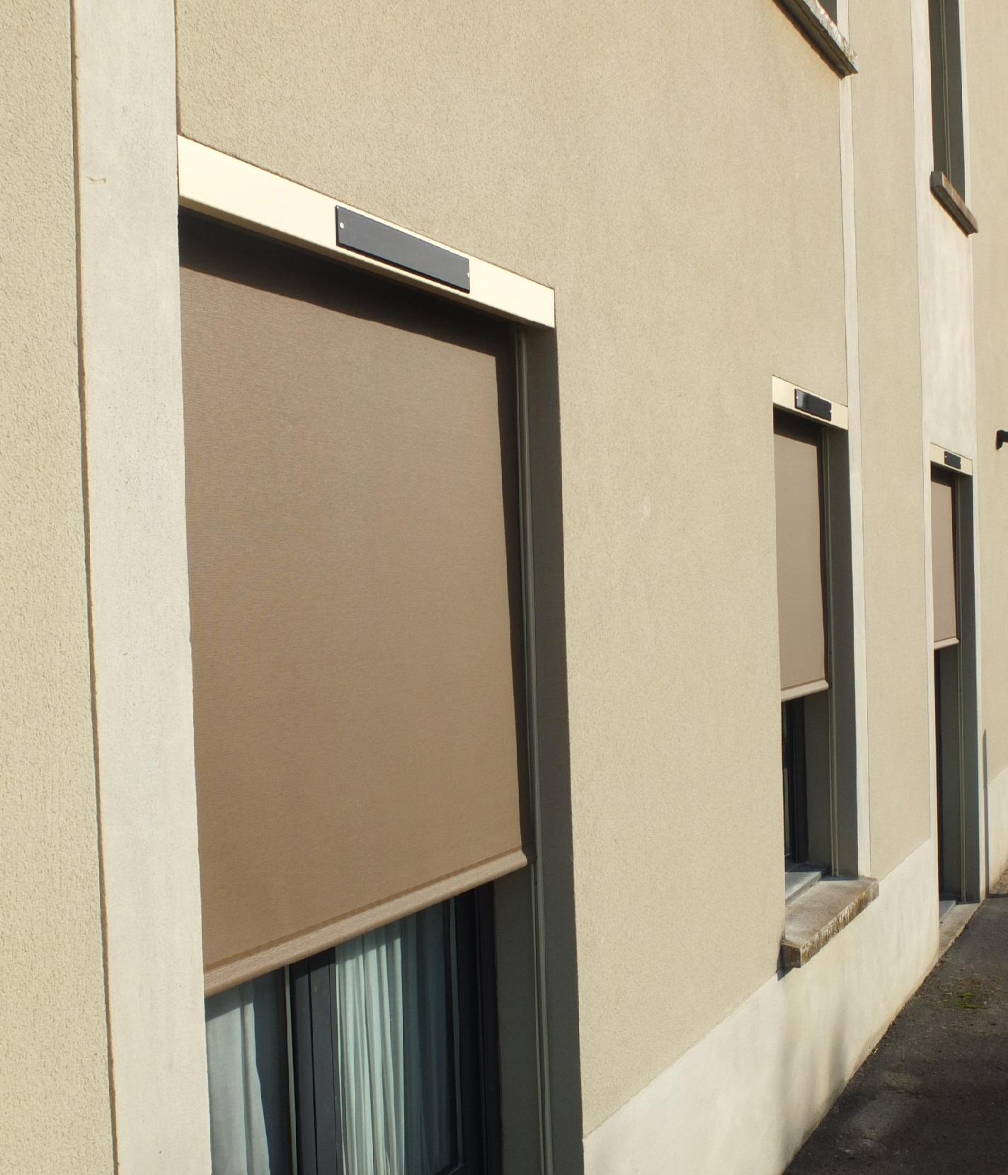 découvrez notre store photovoltaïque, alliant élégance et efficacité énergétique. protégez votre intérieur du soleil tout en produisant de l'électricité grâce à notre solution innovante et durable.