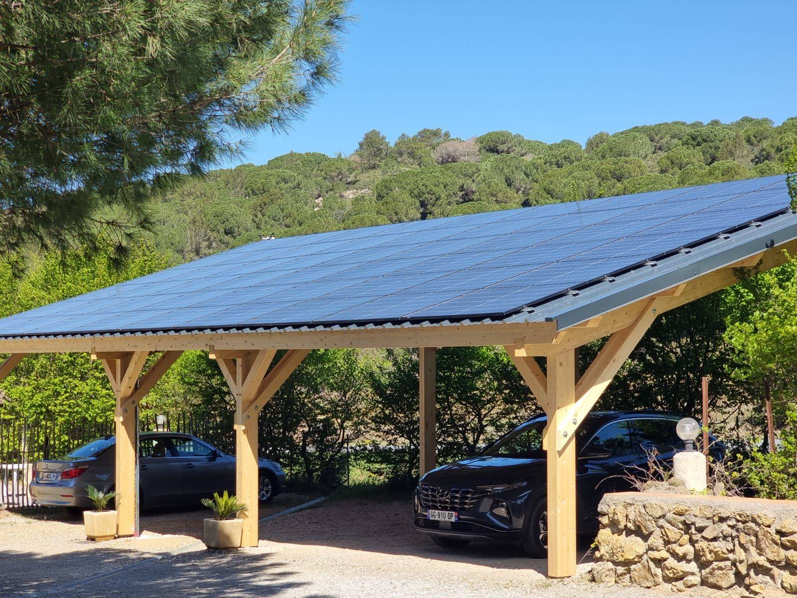 découvrez les avantages des ombrières photovoltaïques : une solution innovante pour générer de l'énergie solaire tout en offrant une protection contre les intempéries. idéales pour les parkings et espaces publics, elles combinent utilité et écologie.