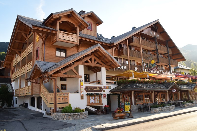 découvrez l'art du design ensoleillé : un style vibrant et chaleureux qui illumine votre espace de vie avec des couleurs éclatantes et des motifs inspirants, apportant une atmosphère joyeuse et accueillante.