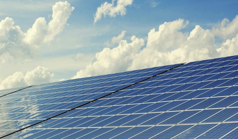 découvrez l'importance de la surface des panneaux photovoltaïques pour optimiser la production d'énergie solaire. apprenez comment le choix et l'installation affectent l'efficacité énergétique et les économies potentielles.