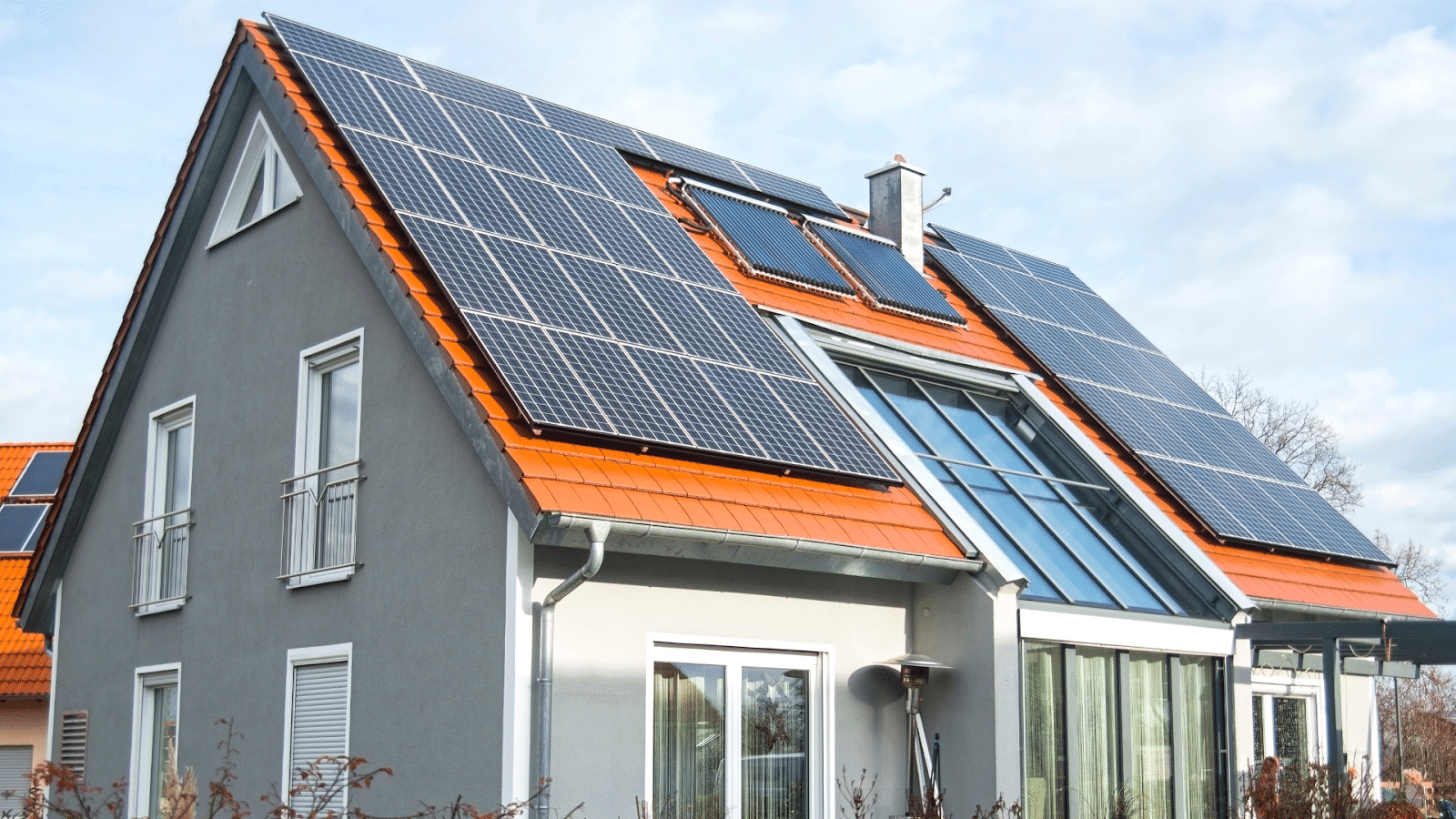 découvrez tout ce qu'il faut savoir sur la surface des panneaux solaires : dimensions, rendement, et facteurs influençant leur efficacité. optimisez votre installation solaire pour maximiser la production d'énergie renouvelable.