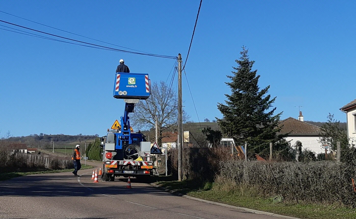 découvrez comment enedis gère les surtensions électriques, leurs causes, leurs impacts sur vos appareils et les précautions à prendre pour préserver votre installation électrique.