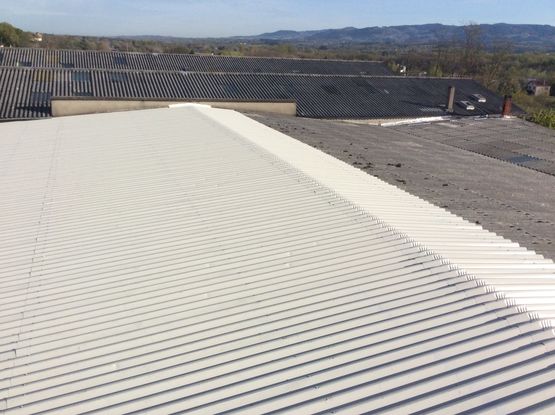 explorez les avantages de la surtoiture, une solution efficace pour améliorer l'isolation thermique de votre bâtiment tout en préservant l'esthétique de votre toit. découvrez comment cette technique peut réduire vos factures d'énergie et prolonger la durée de vie de votre toiture.