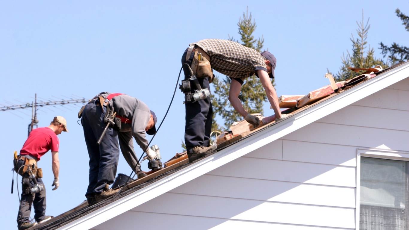 découvrez tout ce qu'il faut savoir sur la surtoiture : techniques, avantages, coûts et étapes pour rehausser votre toit tout en améliorant l'isolation et l'esthétique de votre maison.