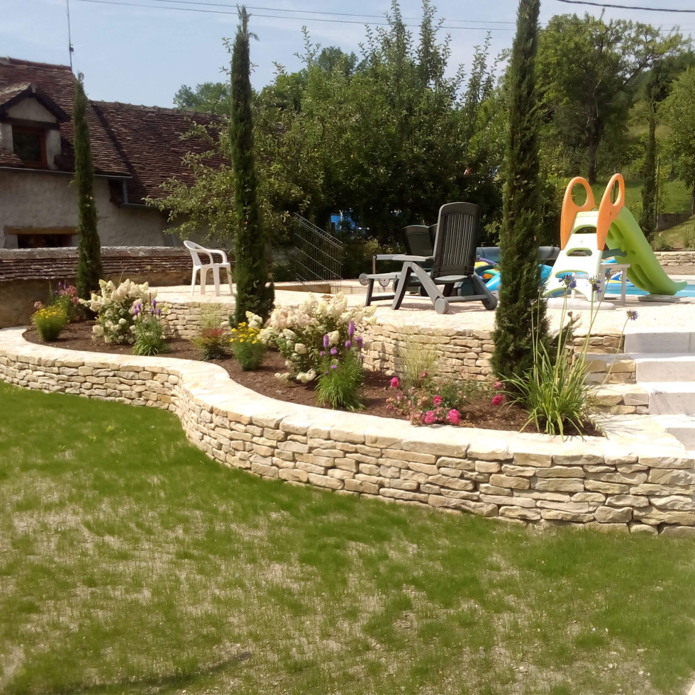 découvrez nos solutions de murets durables et esthétiques pour embellir votre extérieur. que ce soit pour délimiter votre jardin, créer des terrasses ou ajouter une touche unique à votre paysage, nos murets allient qualité et design. inspirez-vous de nos réalisations et transformez votre espace extérieur en un lieu harmonieux.