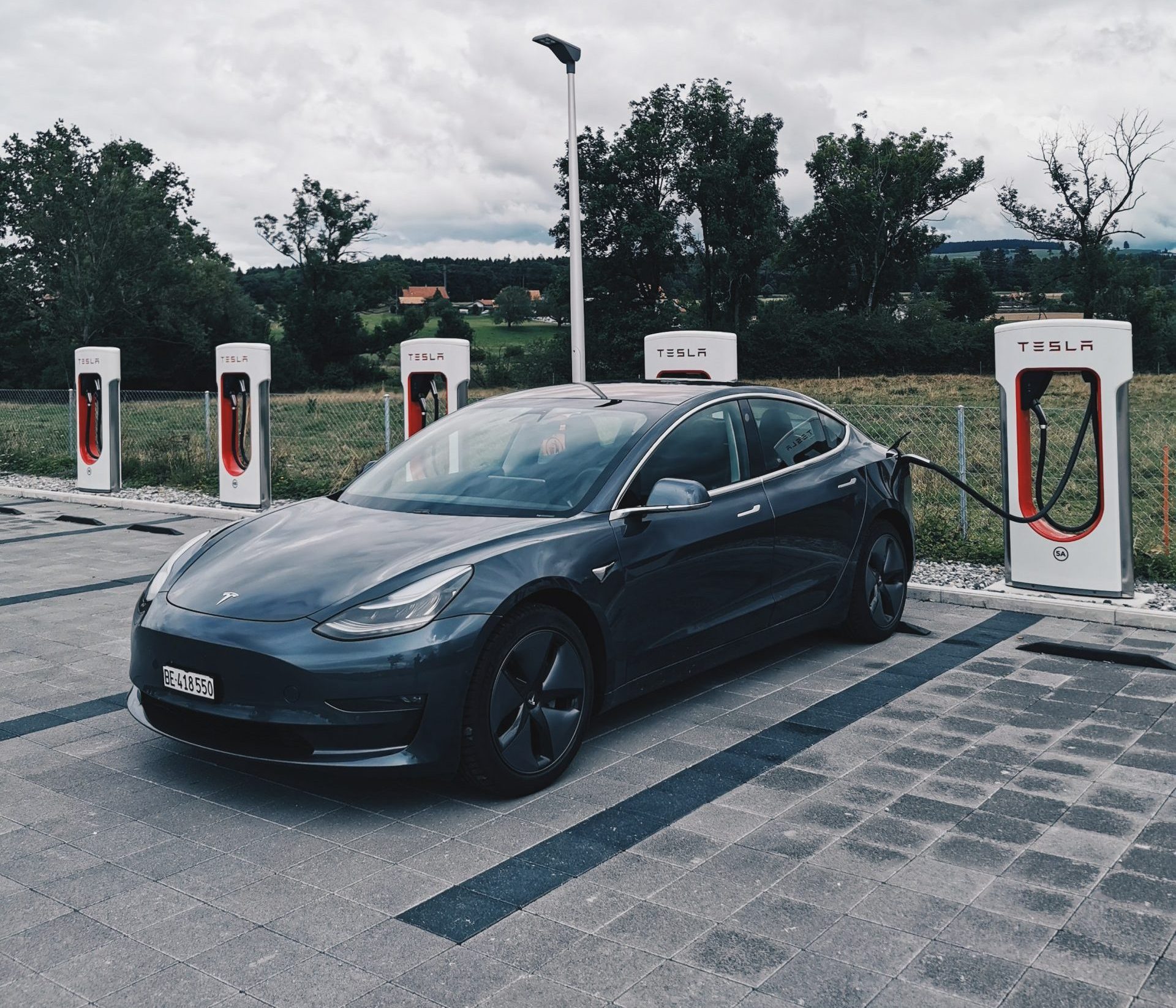 découvrez tout ce que vous devez savoir sur la taxe liée aux voitures électriques en 2022. informez-vous sur les exemptions, les réductions et les nouveautés fiscales qui peuvent impacter votre budget.