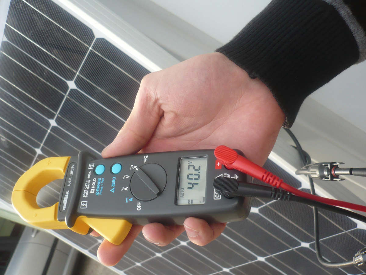 découvrez le métier de technicien photovoltaïque, expert en installation et maintenance de systèmes solaires. apprenez comment ces professionnels contribuent à la transition énergétique en optimisant l'utilisation de l'énergie solaire pour un avenir durable.