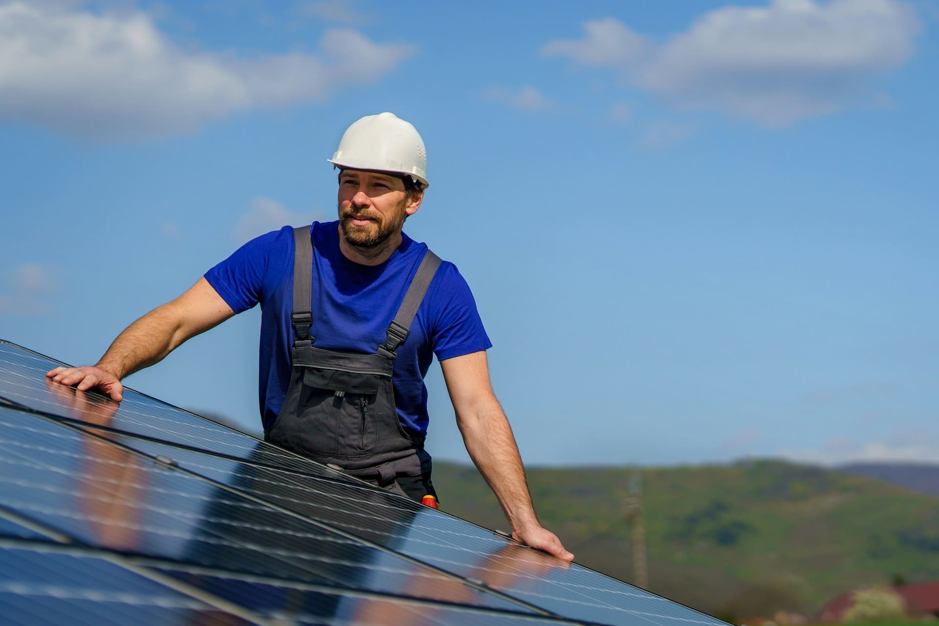 découvrez le rôle essentiel du technicien photovoltaïque dans l'installation et la maintenance de systèmes solaires. apprenez-en plus sur ses compétences, son expertise et l'importance des énergies renouvelables dans la transition énergétique.