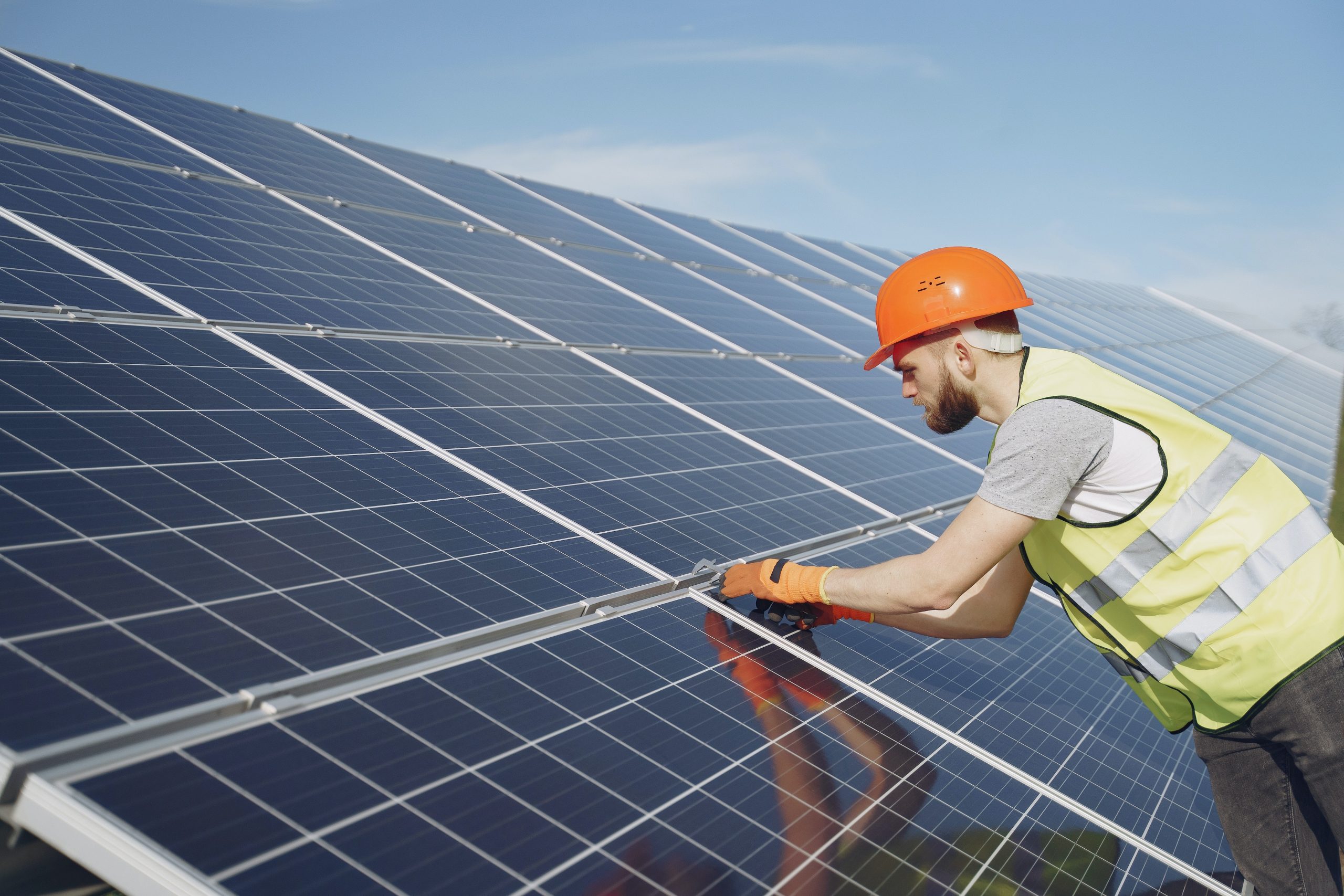 découvrez les compétences essentielles d'un technicien photovoltaïque, expert en installation et maintenance de systèmes solaires. apprenez comment il contribue à la transition énergétique et optimise le rendement de vos installations pour une consommation d'énergie durable et économique.