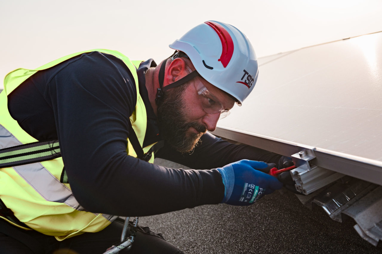découvrez les services de technicien pv en suisse, spécialisés dans l'installation et la maintenance de systèmes photovoltaïques. profitez d'une expertise adaptée à vos besoins énergétiques et durables.