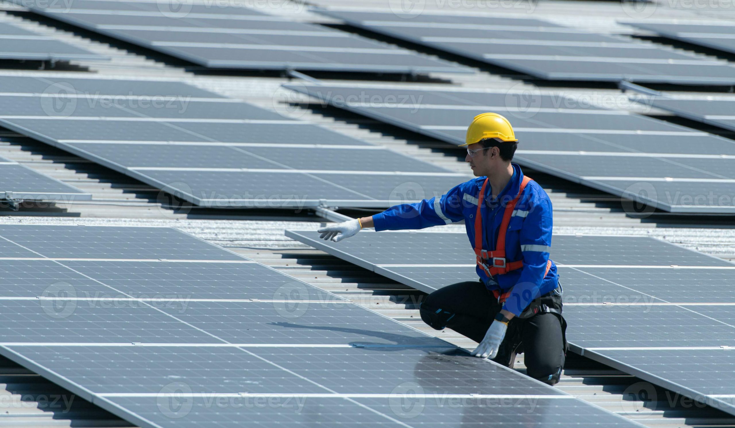 découvrez le rôle essentiel d'un technicien solaire, expert en installation et maintenance de systèmes énergétiques solaires. apprenez comment ces professionnels contribuent à la transition énergétique et garantissent un fonctionnement optimal de vos panneaux solaires.