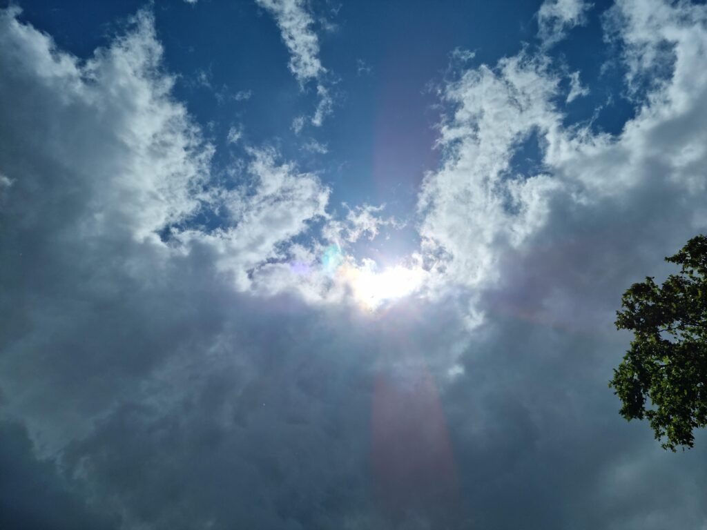 découvrez les prévisions pour un temps nuageux : températures, risques de pluie et conseils pratiques pour profiter de votre journée malgré les nuages.