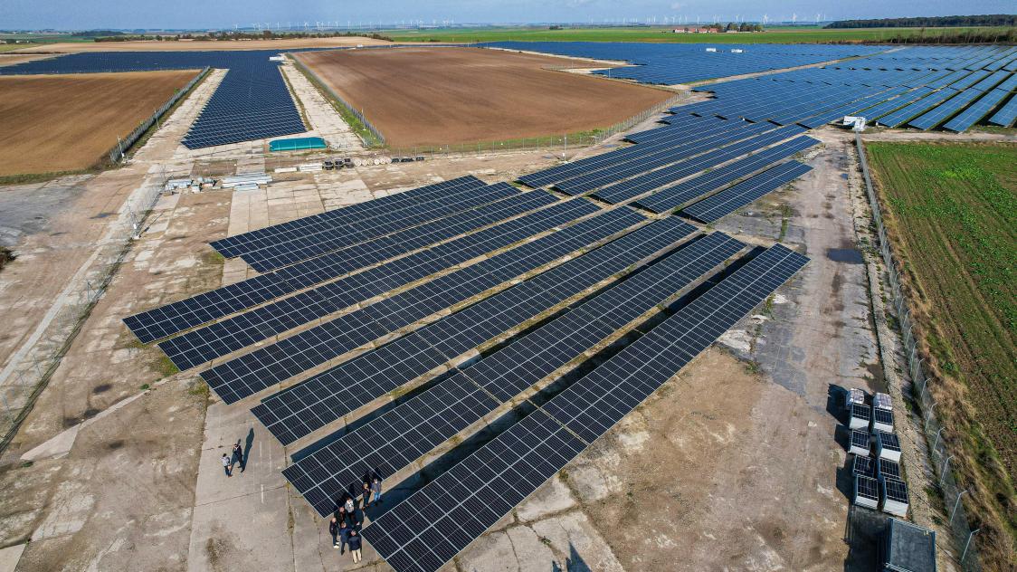 découvrez les avantages d'un terrain photovoltaïque : une solution durable pour produire de l'énergie renouvelable, réduire votre empreinte carbone et valoriser vos espaces. investissez dans l'avenir avec nos conseils experts sur l'optimisation de vos installations solaires.