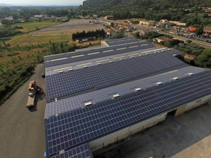 découvrez les avantages d'un terrain photovoltaïque : une solution écologique pour produire de l'énergie renouvelable, réduire votre empreinte carbone et générer des revenus grâce à l'exploitation de l'énergie solaire. informez-vous sur l'installation, les subventions et l'impact environnemental.