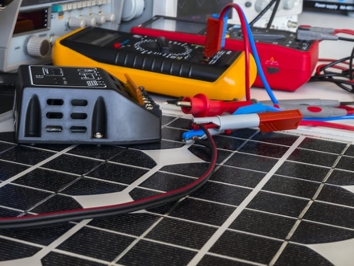 découvrez comment tester efficacement un panneau solaire à l'aide d'un multimètre. obtenez des conseils pratiques et des étapes claires pour évaluer la performance de votre installation photovoltaïque.