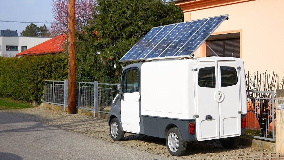 découvrez comment un toit photovoltaïque pour votre voiture peut transformer votre véhicule en source d'énergie durable, réduisant ainsi votre empreinte carbone tout en vous permettant de recharger vos appareils en cours de route. explorez les avantages, l'innovation technologique et l'impact écologique d'une solution de mobilité électrique améliorée.