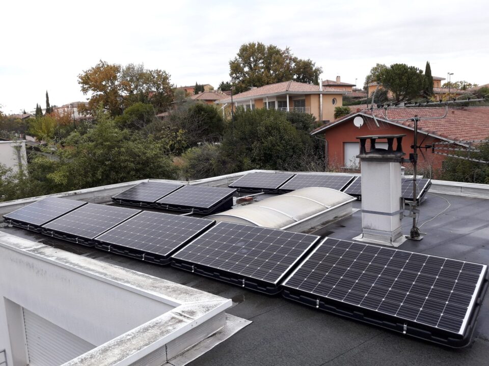 découvrez les avantages d'un toit plat photovoltaïque : une solution élégante et efficace pour produire de l'énergie solaire tout en optimisant l'espace. transformez votre toiture en un atout énergétique durable et contribuez à un avenir plus vert.