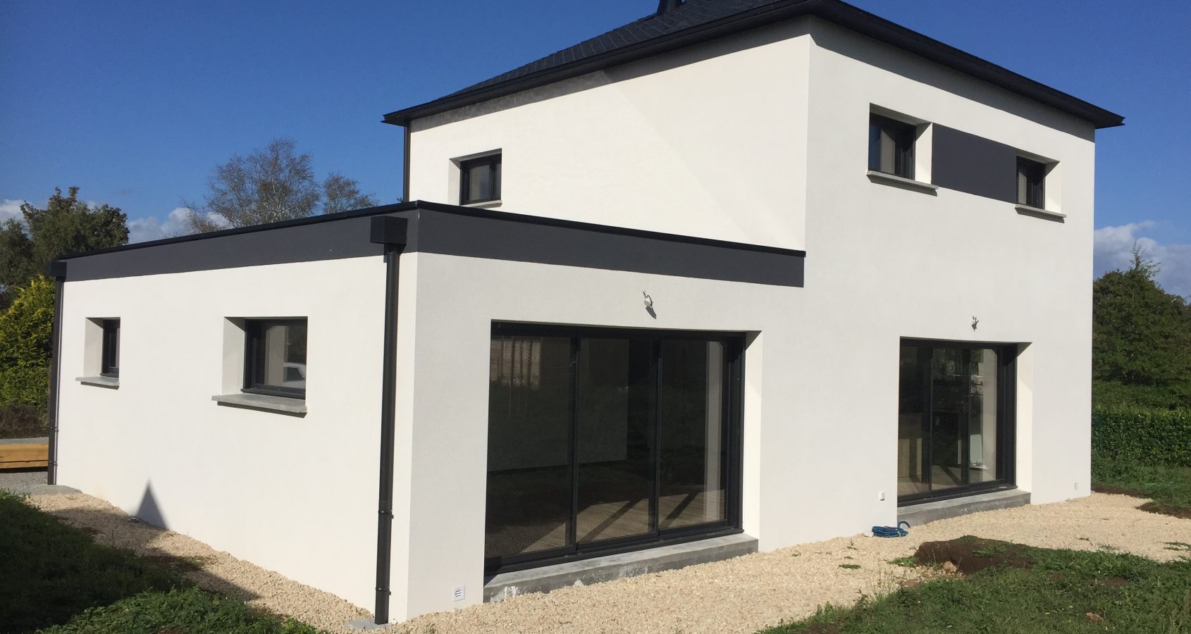 découvrez les avantages et caractéristiques du toit quatre pentes, une solution esthétique et fonctionnelle pour votre habitation. apprenez comment ce type de toiture optimise l'espace et améliore l'isolation tout en ajoutant du charme à votre maison.