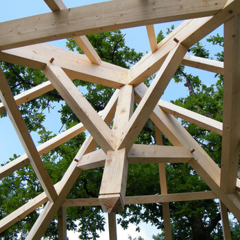 découvrez les avantages du toit quatre pentes : un design élégamment classique qui améliore l'esthétique de votre maison tout en offrant une meilleure gestion des eaux pluviales et une durabilité accrue. idéal pour les régions aux fortes intempéries, ce type de toiture combine fonctionnalité et style.