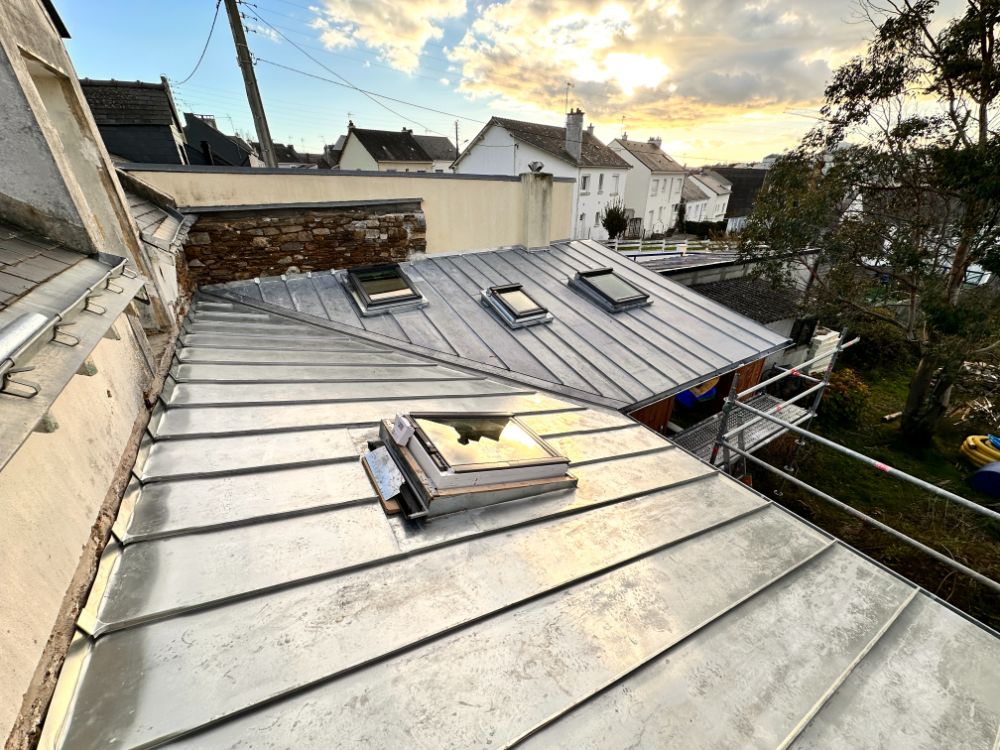 découvrez les avantages du toit en zinc, une solution durable et esthétique pour votre toiture. apprenez-en plus sur ses propriétés, son entretien et pourquoi il est le choix idéal pour protéger votre maison.