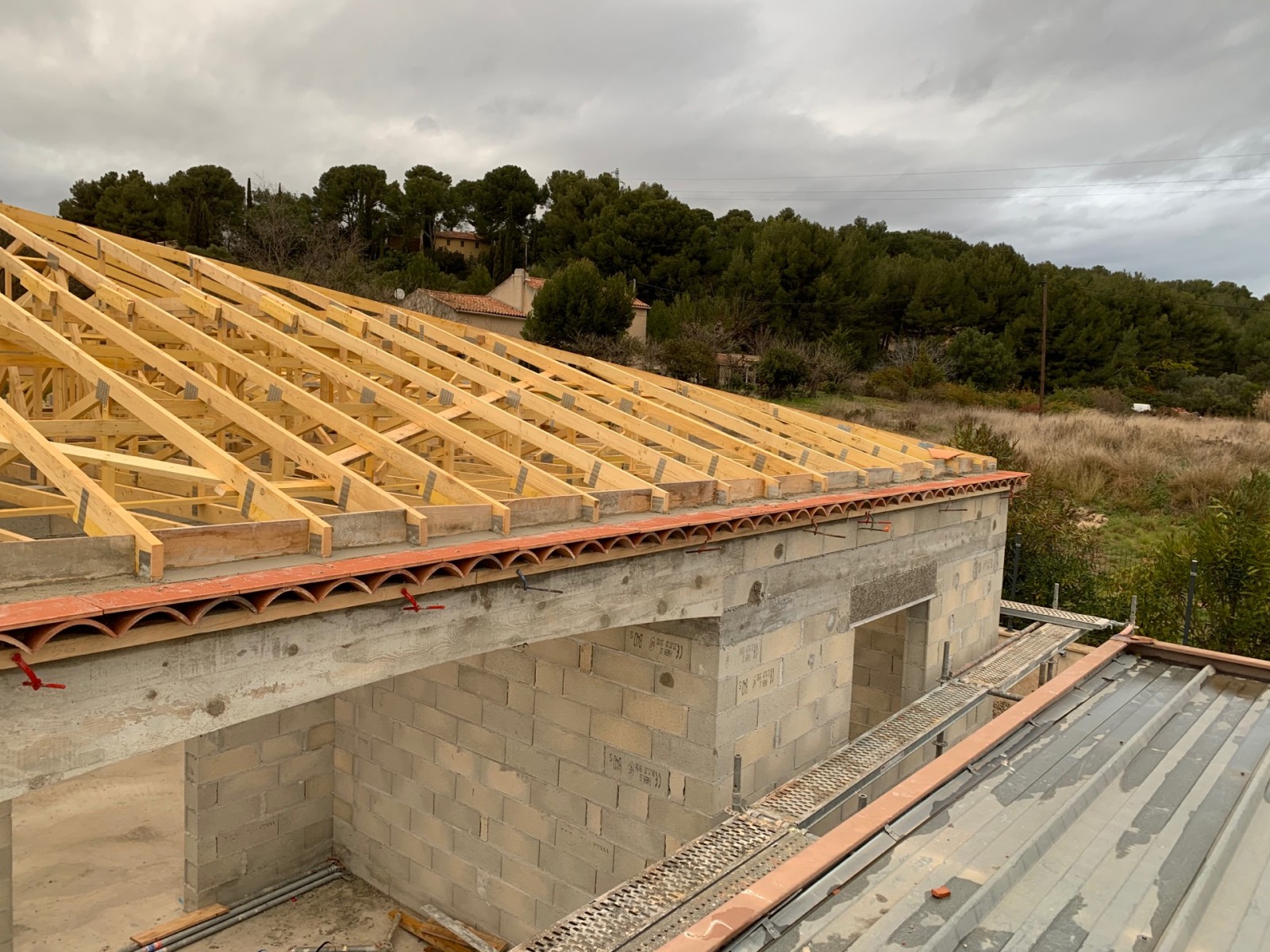 découvrez les avantages d'une toiture 4 pentes, alliant esthétisme et efficacité. idéale pour optimiser l'écoulement des eaux de pluie et offrir une meilleure isolation, cette solution est parfaite pour votre projet de construction ou de rénovation.