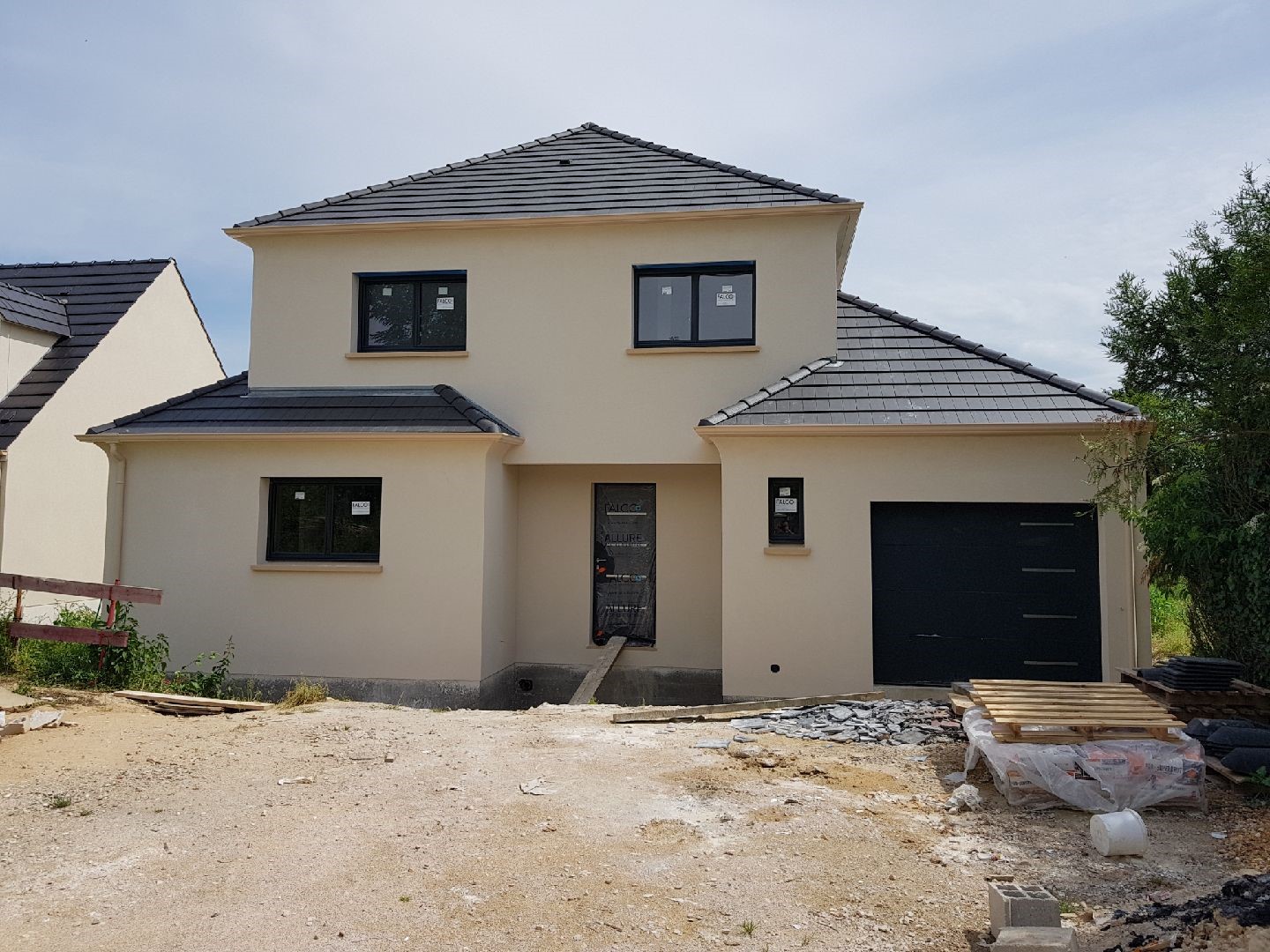 découvrez tout sur la toiture à 4 pentes : ses avantages, ses caractéristiques et les meilleures pratiques pour l'installation et l'entretien. optimisez l'esthétique et la durabilité de votre maison avec ce type de toiture.