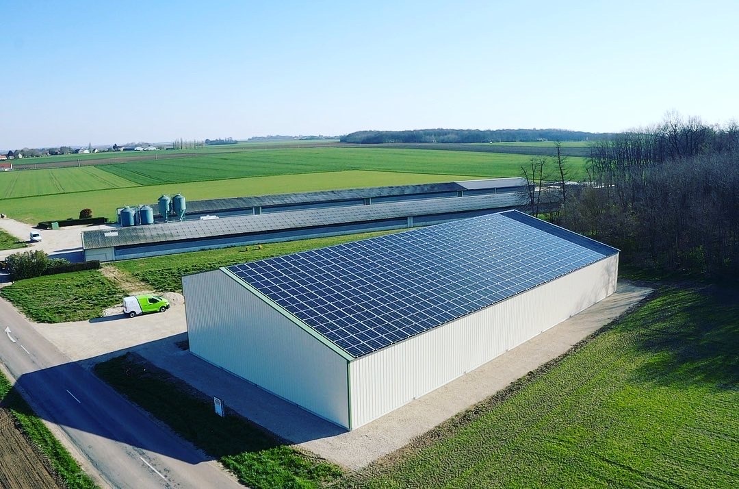 découvrez les avantages de la toiture agricole photovoltaïque, une solution innovante alliant production d'énergie renouvelable et préservation des terres agricoles. maximisez vos revenus tout en contribuant à la transition écologique.