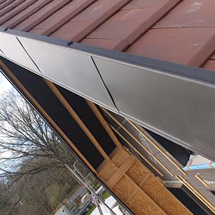 découvrez tout ce qu'il faut savoir sur la toiture creuse : ses avantages, matériaux, techniques de construction et conseils d'entretien pour garantir une isolation optimale et une esthétique unique à votre maison.