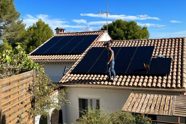découvrez comment l'installation de panneaux solaires sur votre toiture peut réduire vos factures d'énergie et contribuer à la protection de l'environnement. optez pour une solution durable et économique avec nos experts en énergie solaire.
