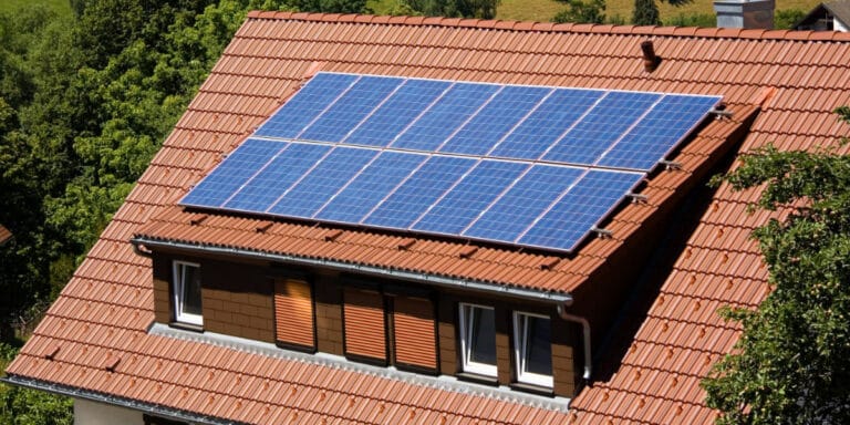 découvrez les avantages de l'installation de panneaux solaires sur votre toiture. économisez sur vos factures d'énergie tout en contribuant à la protection de l'environnement grâce à une source d'énergie renouvelable et durable.