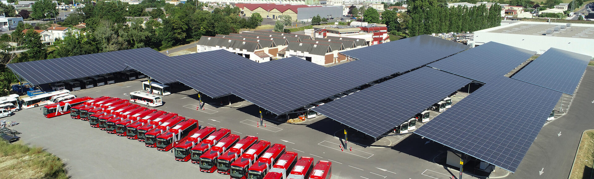découvrez les avantages d'une toiture de parking solaire : une solution innovante pour optimiser l'espace, produire de l'énergie renouvelable et protéger les véhicules des intempéries tout en contribuant à la transition énergétique.