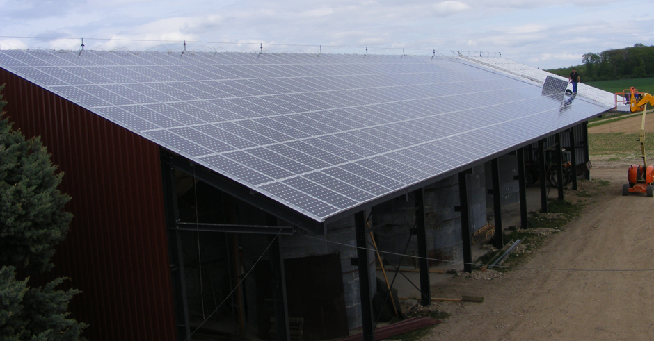 découvrez les avantages de la toiture photovoltaïque : une solution écologique et économique pour produire votre propre énergie solaire, réduire votre facture d'électricité et valoriser votre bien immobilier.