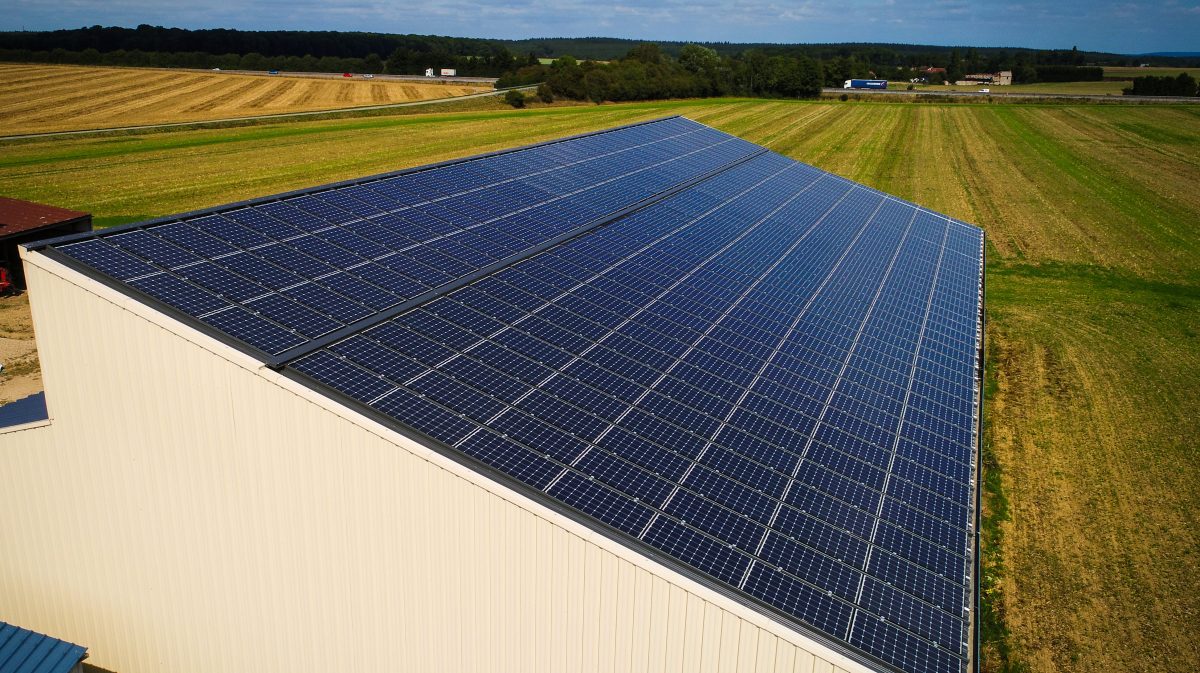 découvrez les avantages des toitures photovoltaïques : une solution écologique pour produire votre propre énergie, réduire vos factures d'électricité et contribuer à la protection de l'environnement. transformez votre toit en une source d'énergie renouvelable dès aujourd'hui !