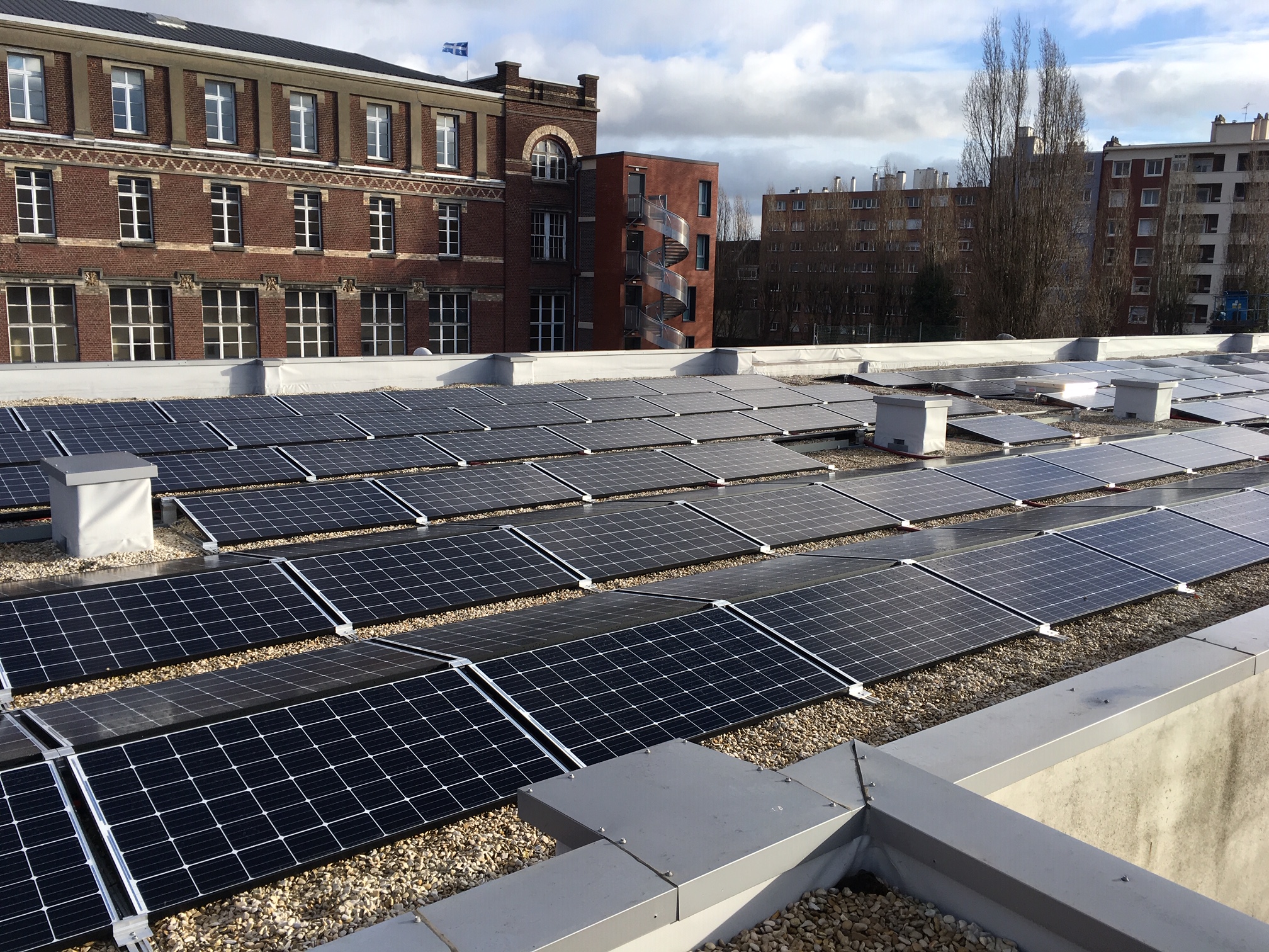 découvrez les avantages de la toiture photovoltaïque : une solution durable pour produire votre propre électricité, réduire vos factures énergétiques et contribuer à la transition énergétique. optez pour une installation performante et respectueuse de l'environnement.