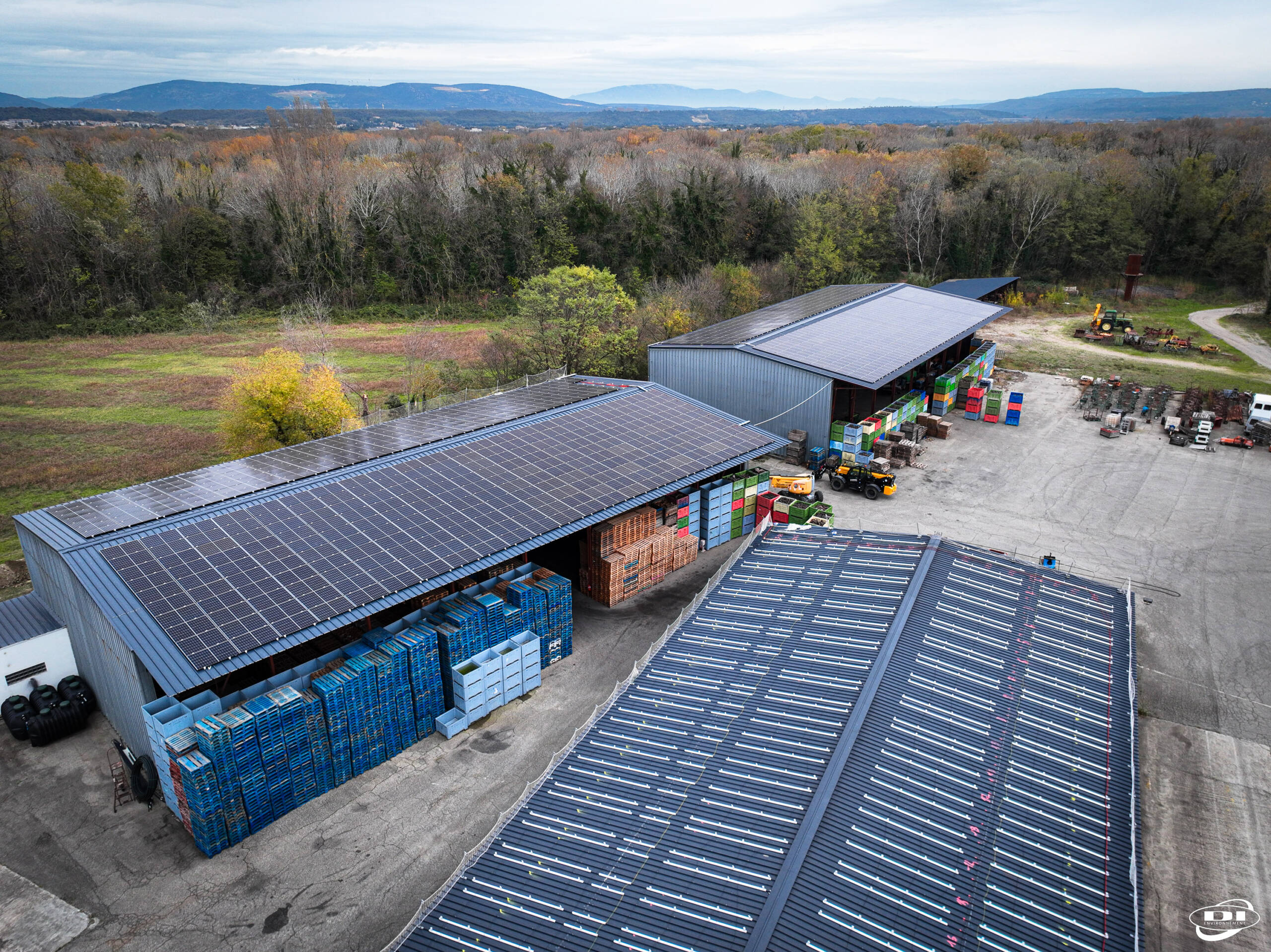 découvrez les avantages des toitures photovoltaïques, une solution écologique et économique pour produire votre propre énergie. transformez votre toit en un site de production d'électricité, réduisez vos factures et contribuez à la transition énergétique !