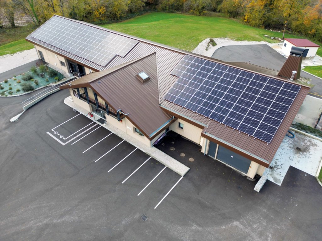 découvrez les avantages de la toiture photovoltaïque : une solution écologique et économique pour produire votre propre énergie solaire, réduire vos factures d'électricité et valoriser votre patrimoine immobilier.