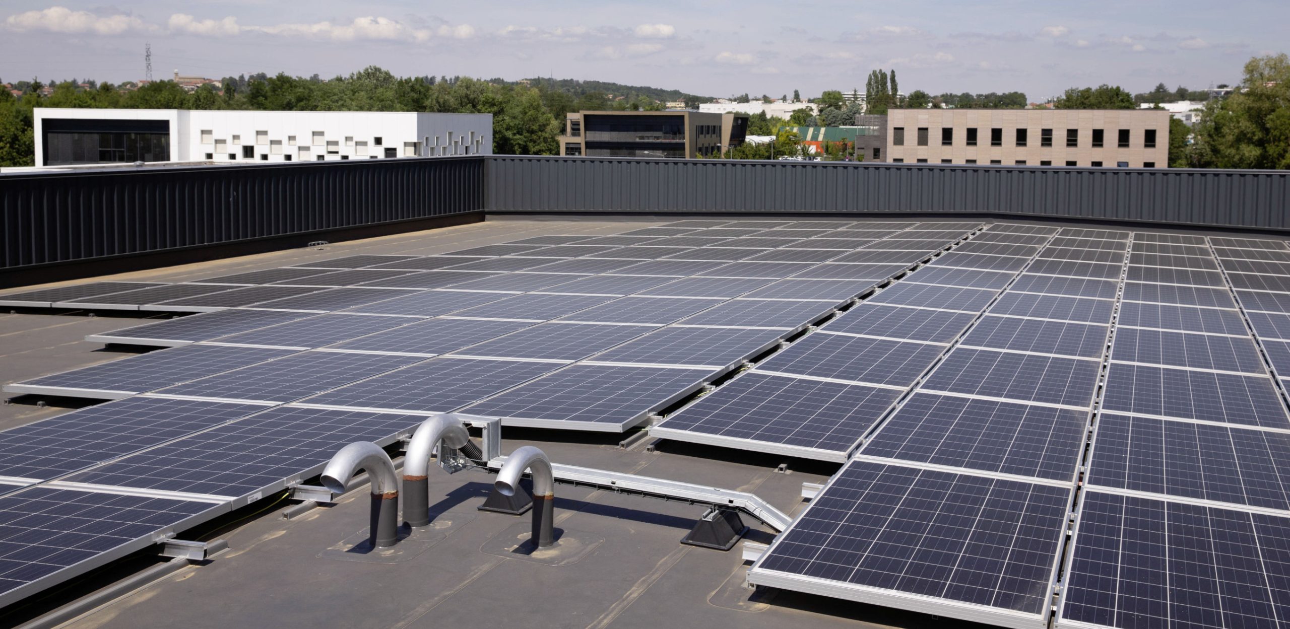 découvrez les avantages de la toiture photovoltaïque : une solution éco-responsable pour produire votre propre électricité, réaliser des économies sur vos factures d'énergie, et valoriser votre bien tout en contribuant à la transition énergétique.