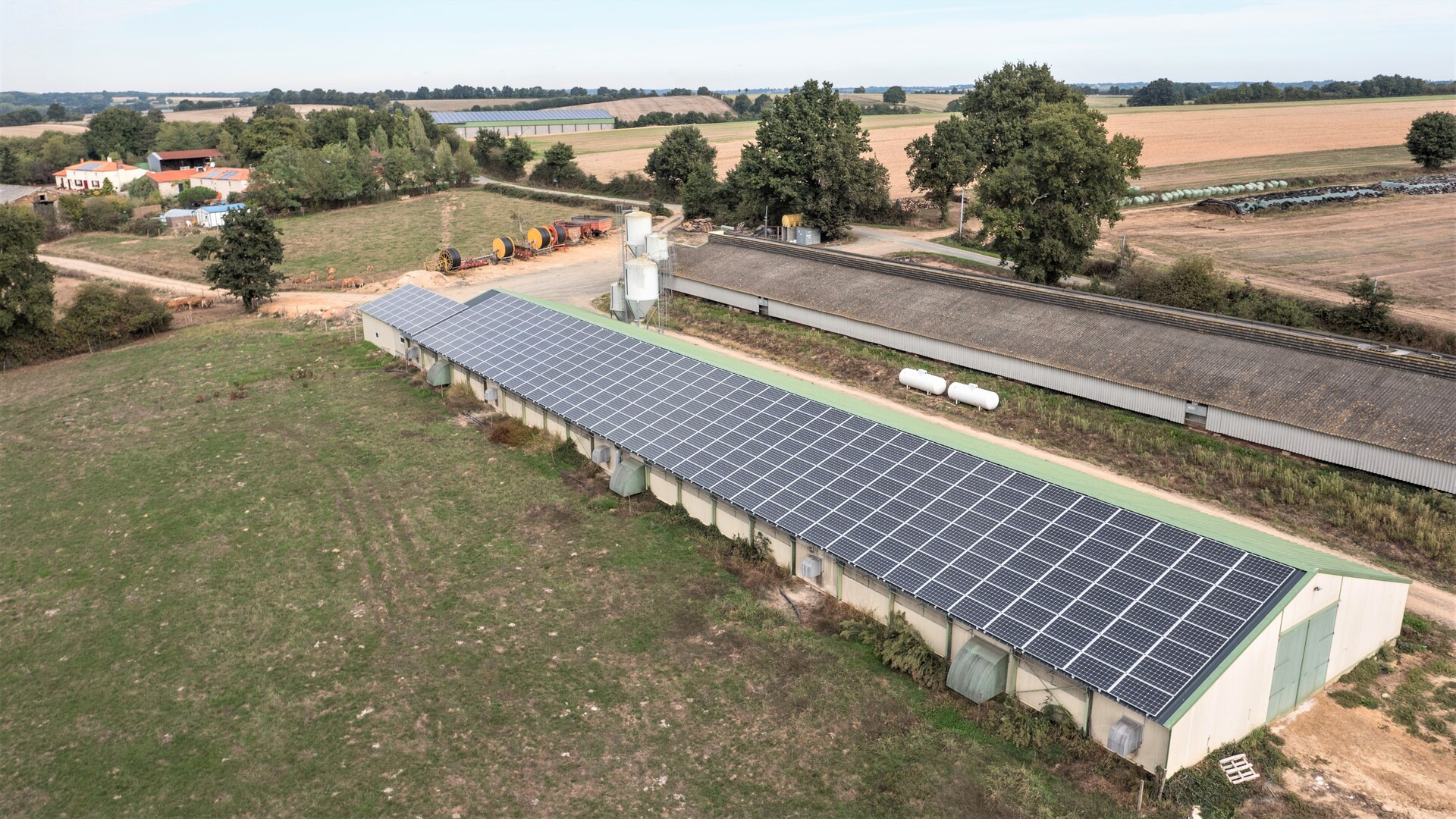 découvrez les avantages des toitures photovoltaïques agricoles, une solution durable et économique pour produire de l'énergie renouvelable tout en préservant vos terres agricoles. optimisez votre exploitation avec une énergie écologique et réduisez vos coûts d'électricité.
