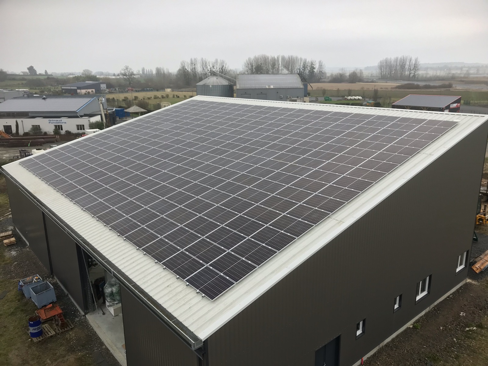 découvrez les avantages des toitures photovoltaïques industrielles : une solution durable pour réduire vos coûts énergétiques tout en contribuant à la transition énergétique. optimisez l'espace de votre bâtiment avec des panneaux solaires performants et respectueux de l'environnement.