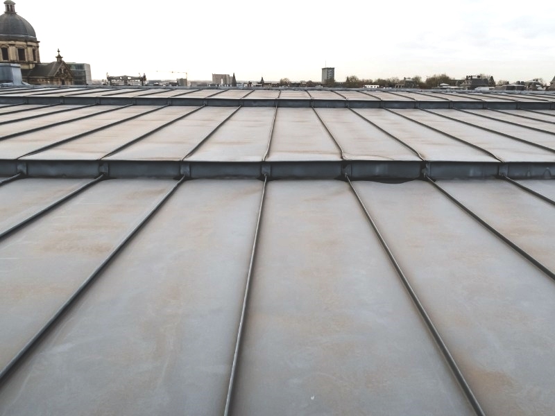 découvrez les avantages de la toiture en zinc pour les toits à faible pente. alliant esthétisme et durabilité, cette solution moderne s'adapte parfaitement aux contraintes techniques tout en offrant une excellente étanchéité. optez pour une couverture en zinc qui résiste aux intempéries et donne du caractère à votre habitation.