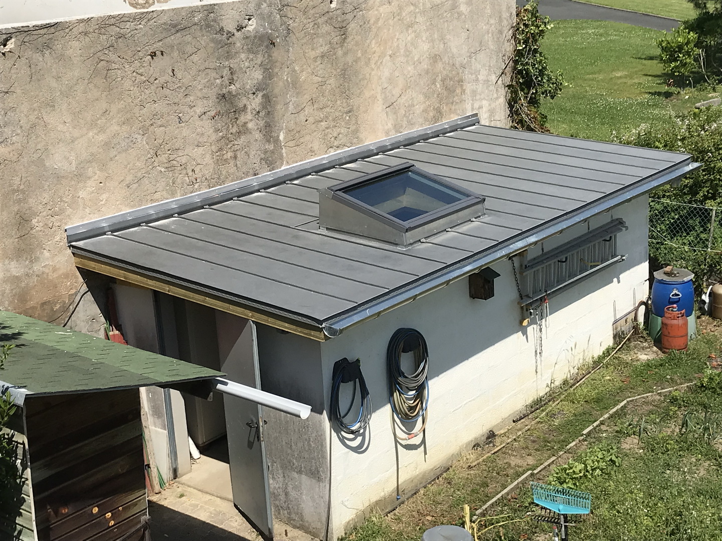 découvrez les avantages et les caractéristiques de la toiture en zinc à pente. élégante et durable, cette solution de couverture offre une excellente résistance aux intempéries tout en apportant une touche moderne à votre habitat.